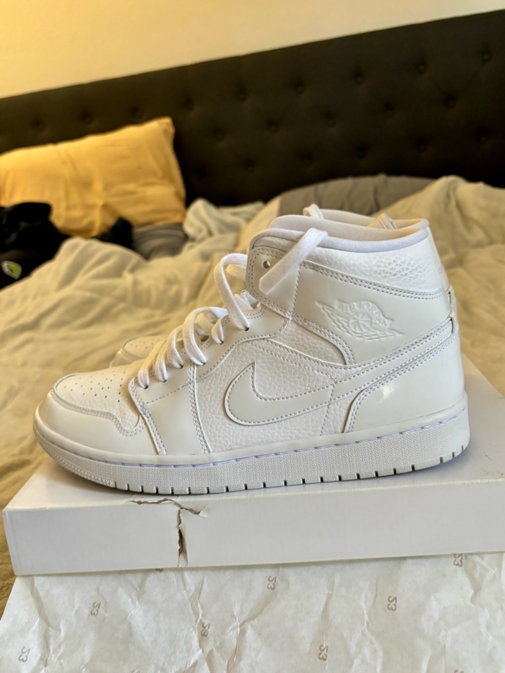 Nike Women's White High-Top Air Jordan 1 MID - Picture 5 of 16